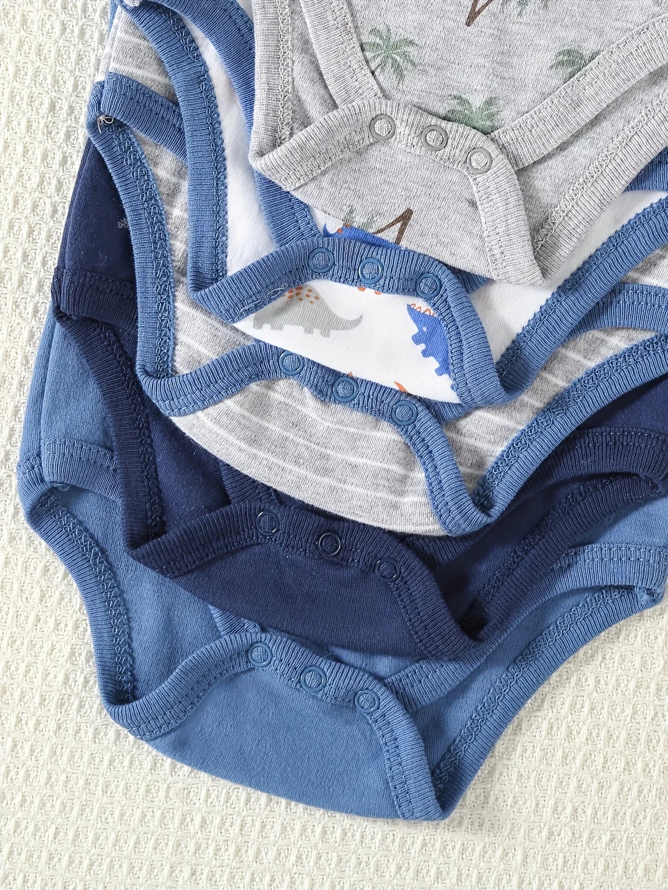 5pcs Baby Boy Rompers, Short Bodysuits with Dinosaur Pattern, Soft And Breathable Casual Infant Wear, Newborn Hospital Essentials up to 12 months, for layering to keep baby warm as the weather changes.
